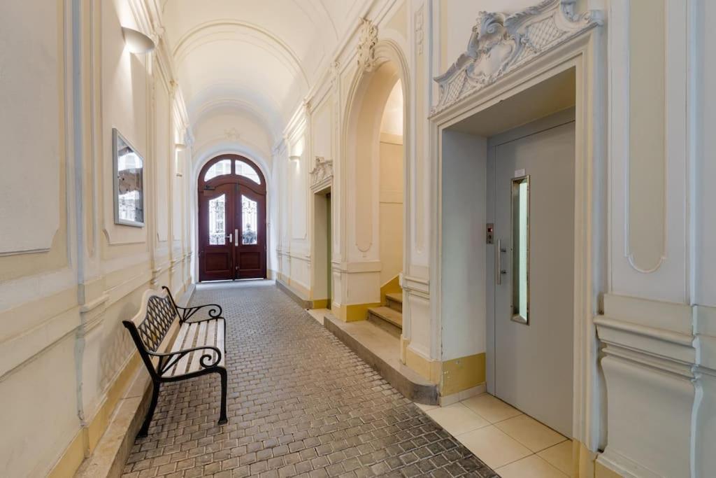Deluxe In Prime Location Appartement *